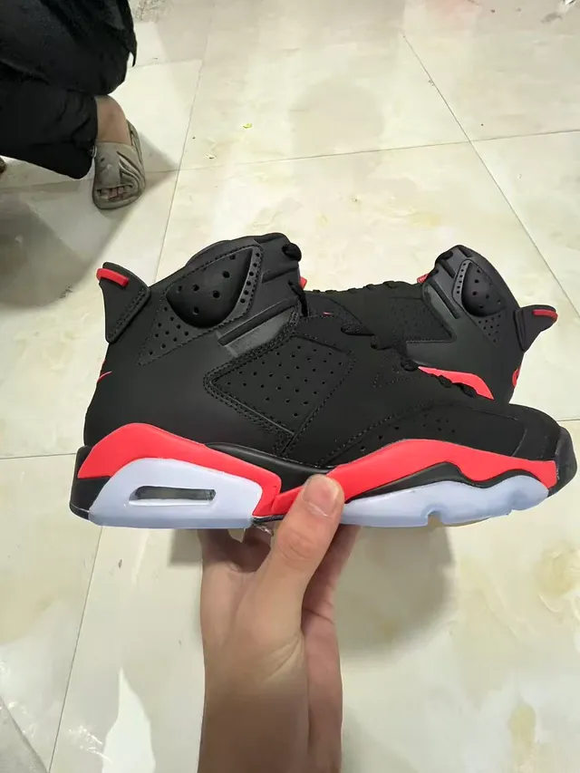 Tênis de basquete Air Jordan com silhueta de cano alto e cabedal de couro perfurado preto e vermelho 7