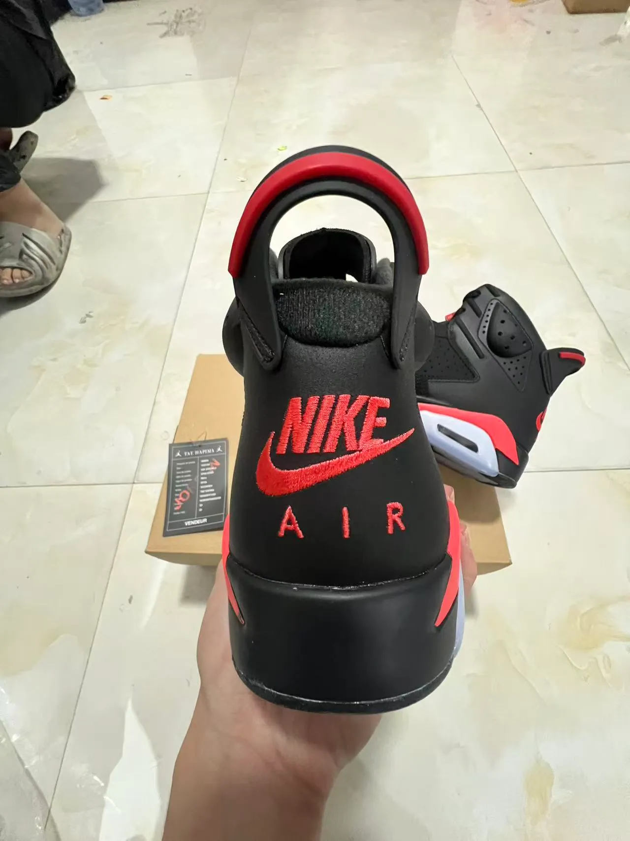 Tênis de basquete Air Jordan com silhueta de cano alto e cabedal de couro perfurado preto e vermelho 8