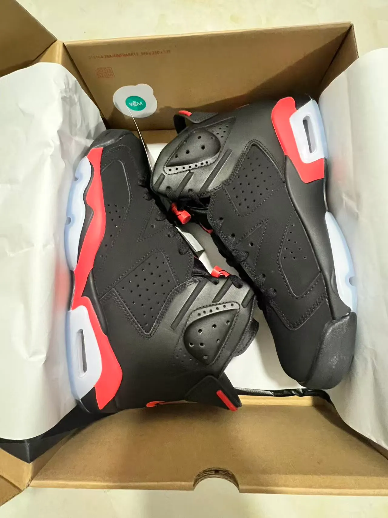 Tênis de basquete Air Jordan com silhueta de cano alto e cabedal de couro perfurado preto e vermelho 9