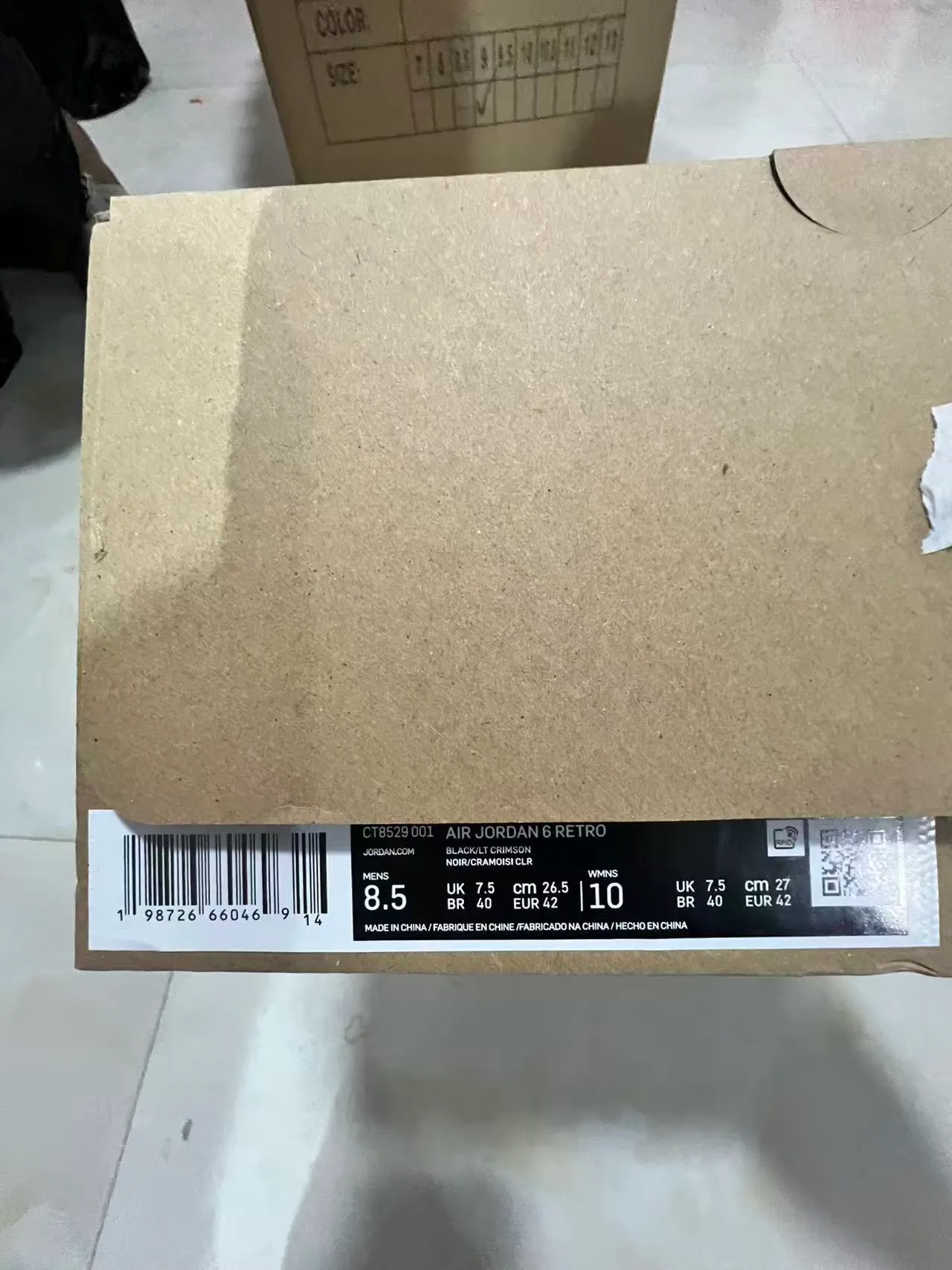 Tênis de basquete Air Jordan com silhueta de cano alto e cabedal de couro perfurado preto e vermelho 10