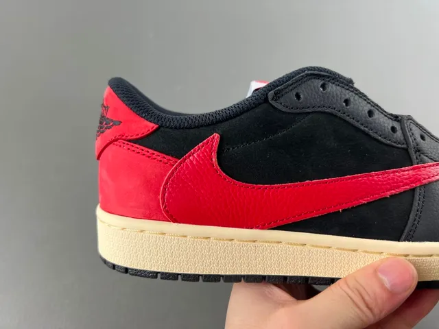 Air Jordan Chaussures de Basketball Noir et Rouge Low-Top Perforées à l'Orteil 3