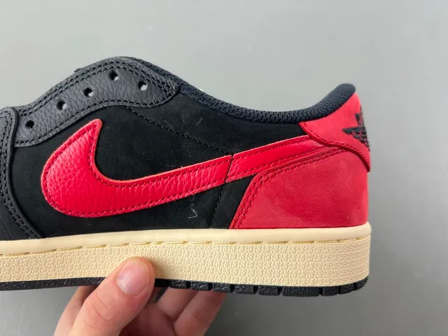 Air Jordan Chaussures de Basketball Noir et Rouge Low-Top Perforées à l'Orteil 4