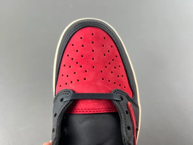 Air Jordan Chaussures de Basketball Noir et Rouge Low-Top Perforées à l'Orteil 6