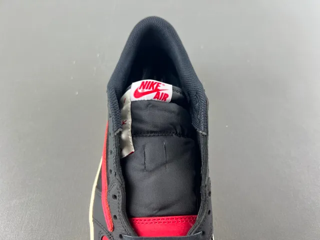Air Jordan Chaussures de Basketball Noir et Rouge Low-Top Perforées à l'Orteil 7