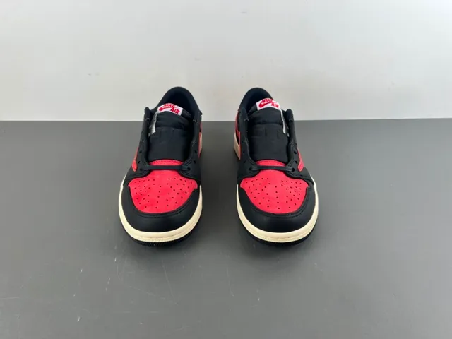 Air Jordan Chaussures de Basketball Noir et Rouge Low-Top Perforées à l'Orteil 11