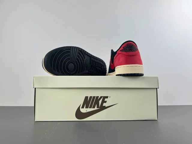 Air Jordan Chaussures de Basketball Noir et Rouge Low-Top Perforées à l'Orteil 16