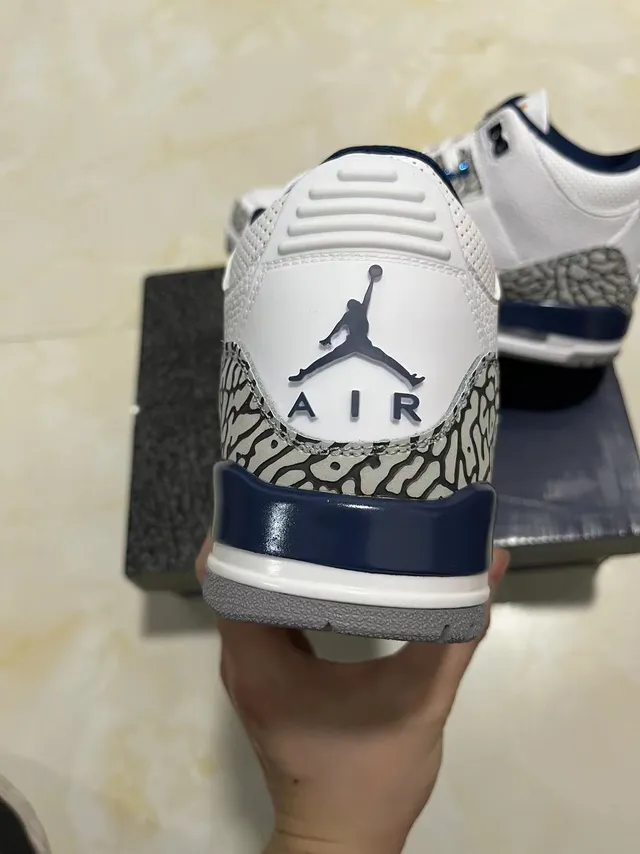 Chaussures de basketball montantes Air Jordan à motif éléphant blanc et bleu marine 5