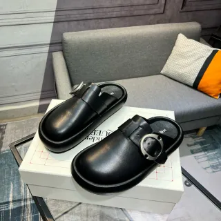 Alexander McQueen Buckle Mule काला चमड़ा लोफर्स