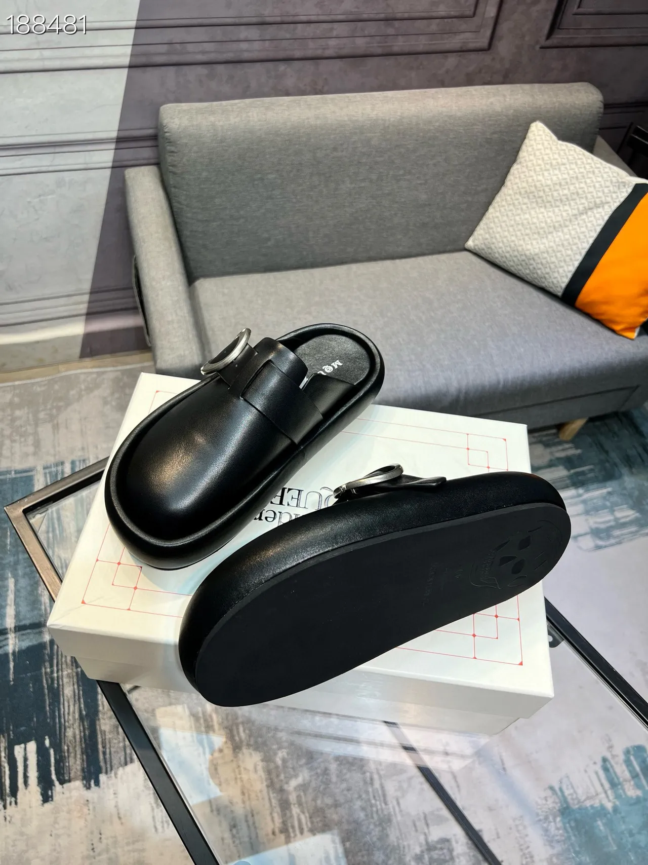 Alexander McQueen Buckle Mule काला चमड़ा लोफर्स 4