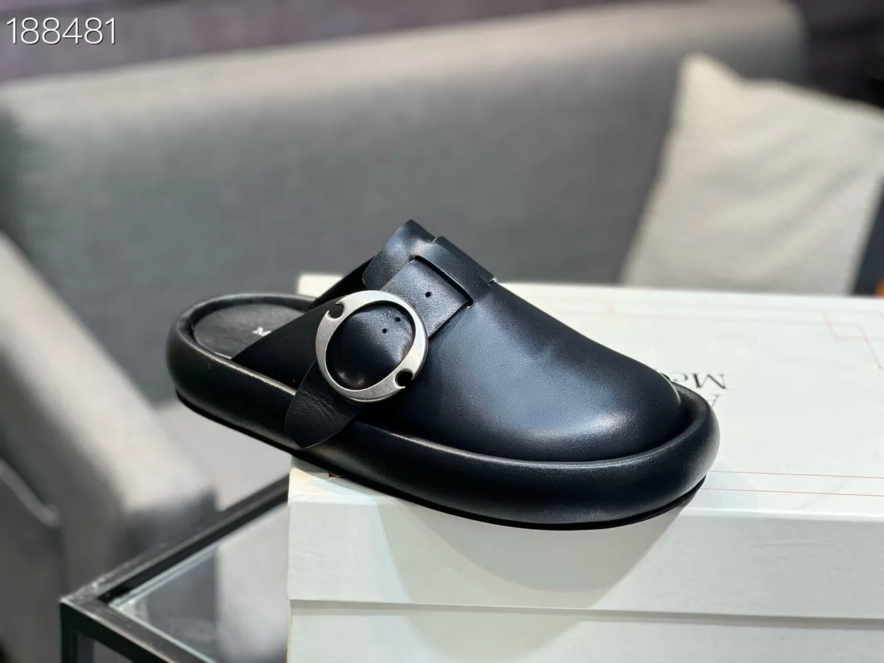 Alexander McQueen Buckle Mule काला चमड़ा लोफर्स 5