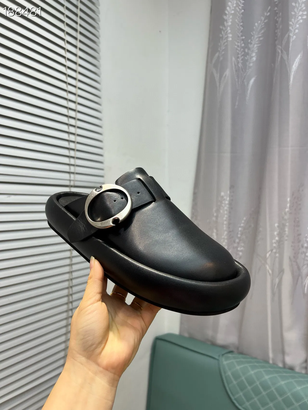 Alexander McQueen Buckle Mule काला चमड़ा लोफर्स 7