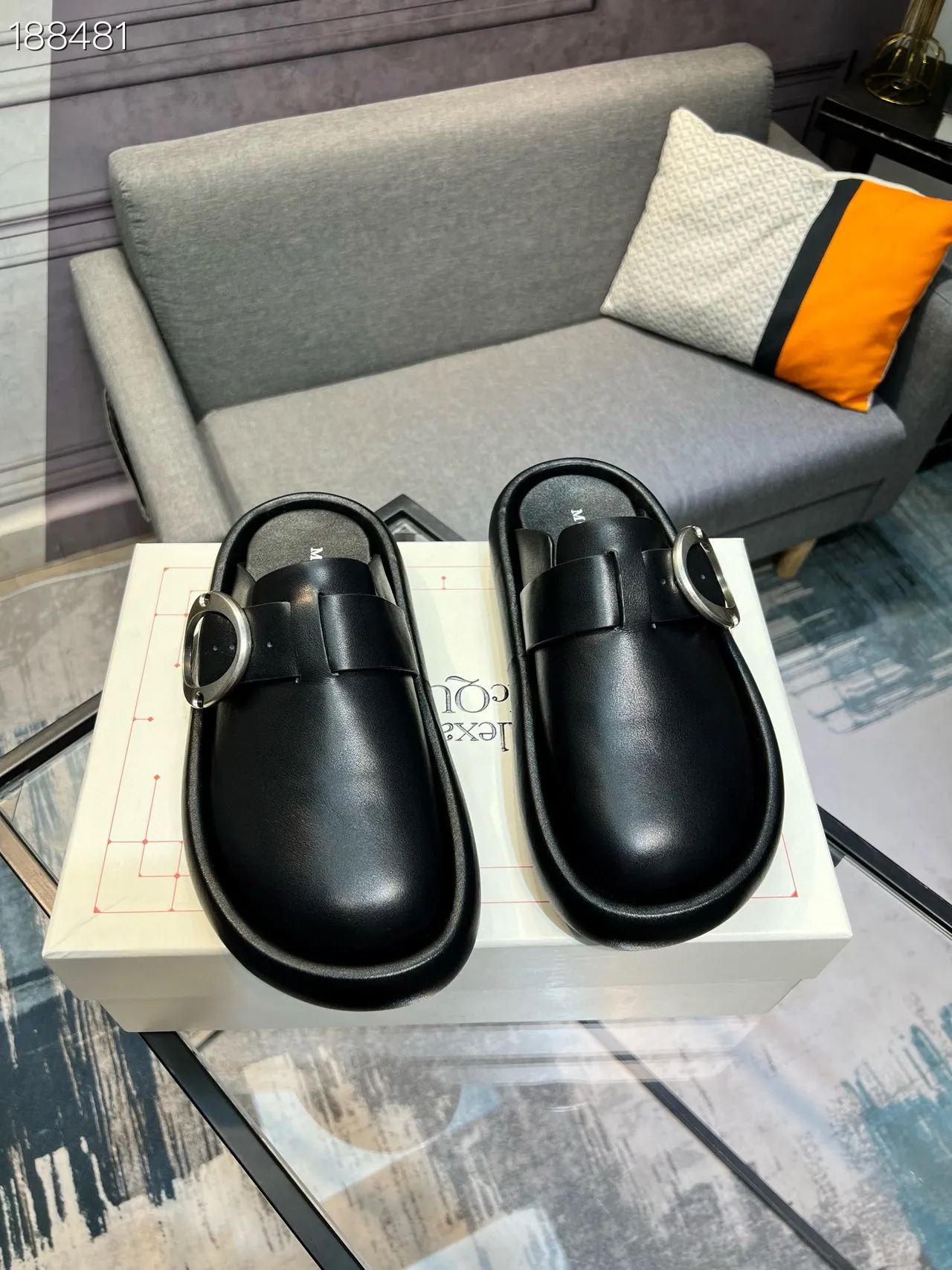 Alexander McQueen Buckle Mule काला चमड़ा लोफर्स 8