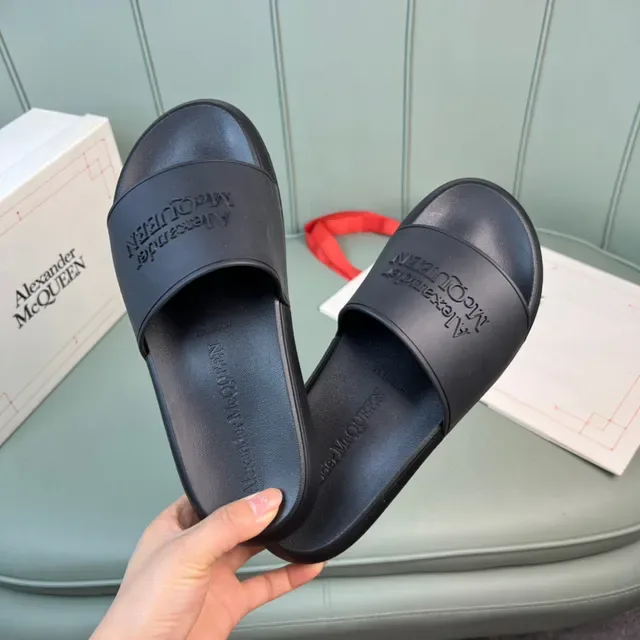Alexander McQueen Logo Slide Chanclas Negras 2