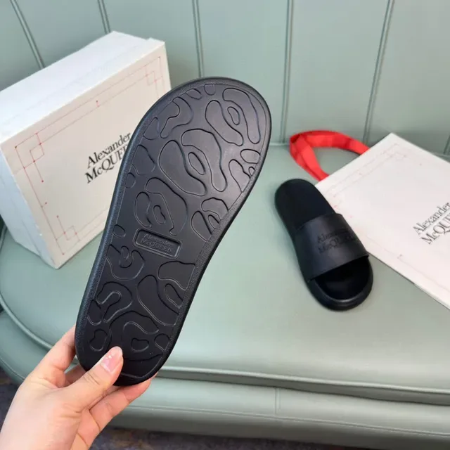 Alexander McQueen Logo Slide Chanclas Negras 3