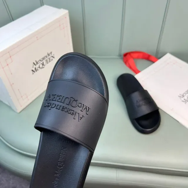 Alexander McQueen Logo Slide Chanclas Negras 4