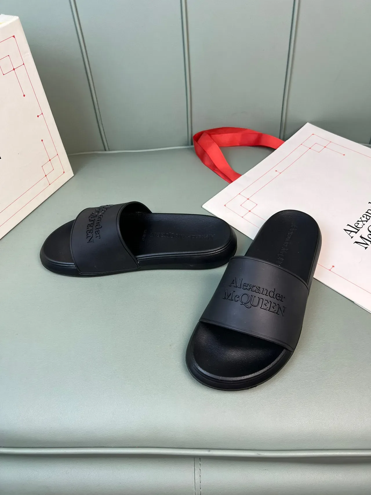 Alexander McQueen Logo Slide Chanclas Negras 7