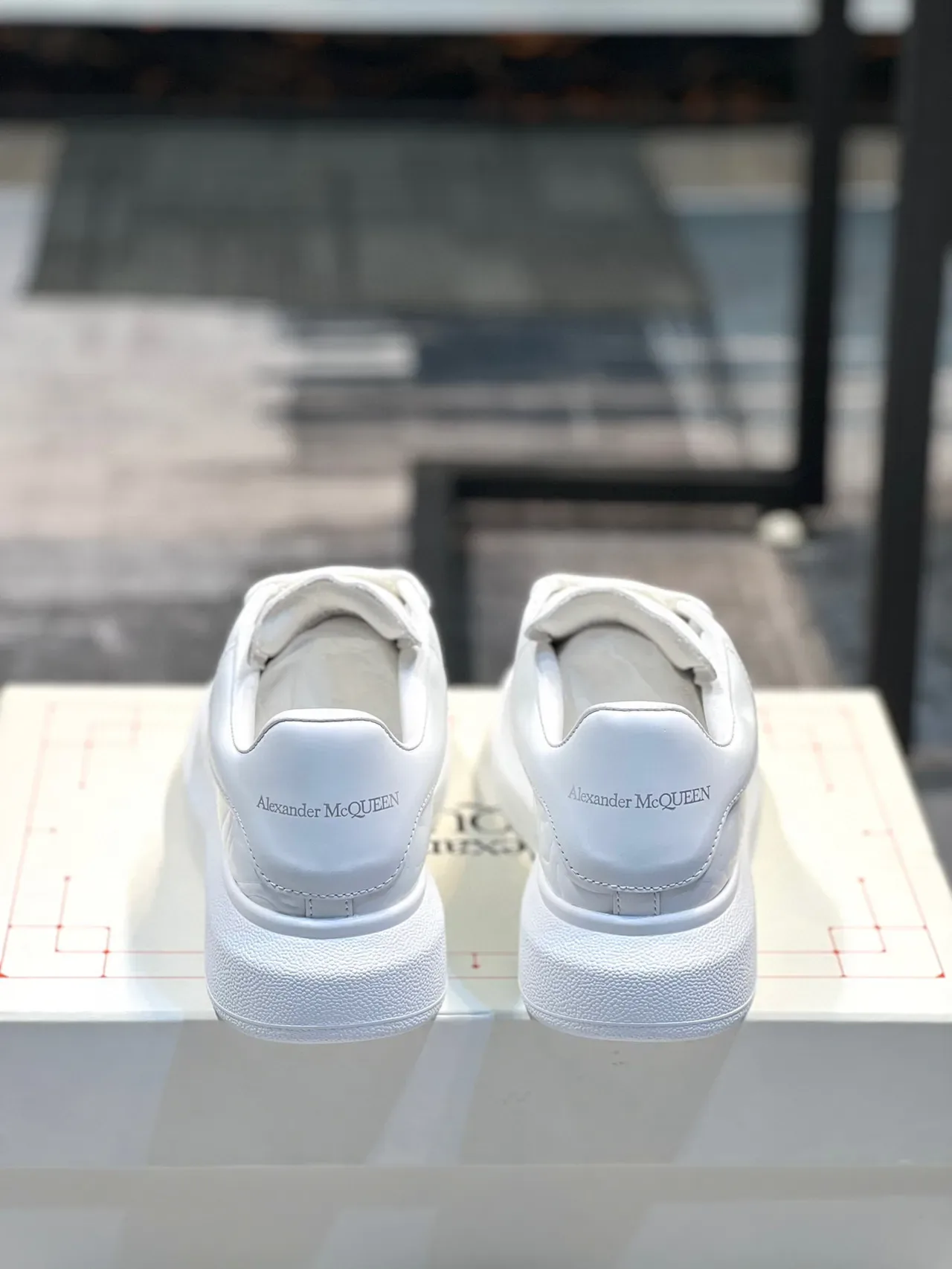 Alexander McQueen 全白色oversized厚底运动鞋 3