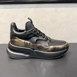 Alexander McQueen ओवरसाइज्ड स्नीकर काली भूरी स्कल्प्टेड सोल इरिडिसेंट मेटालिक पैनल चंकी स्नीकर