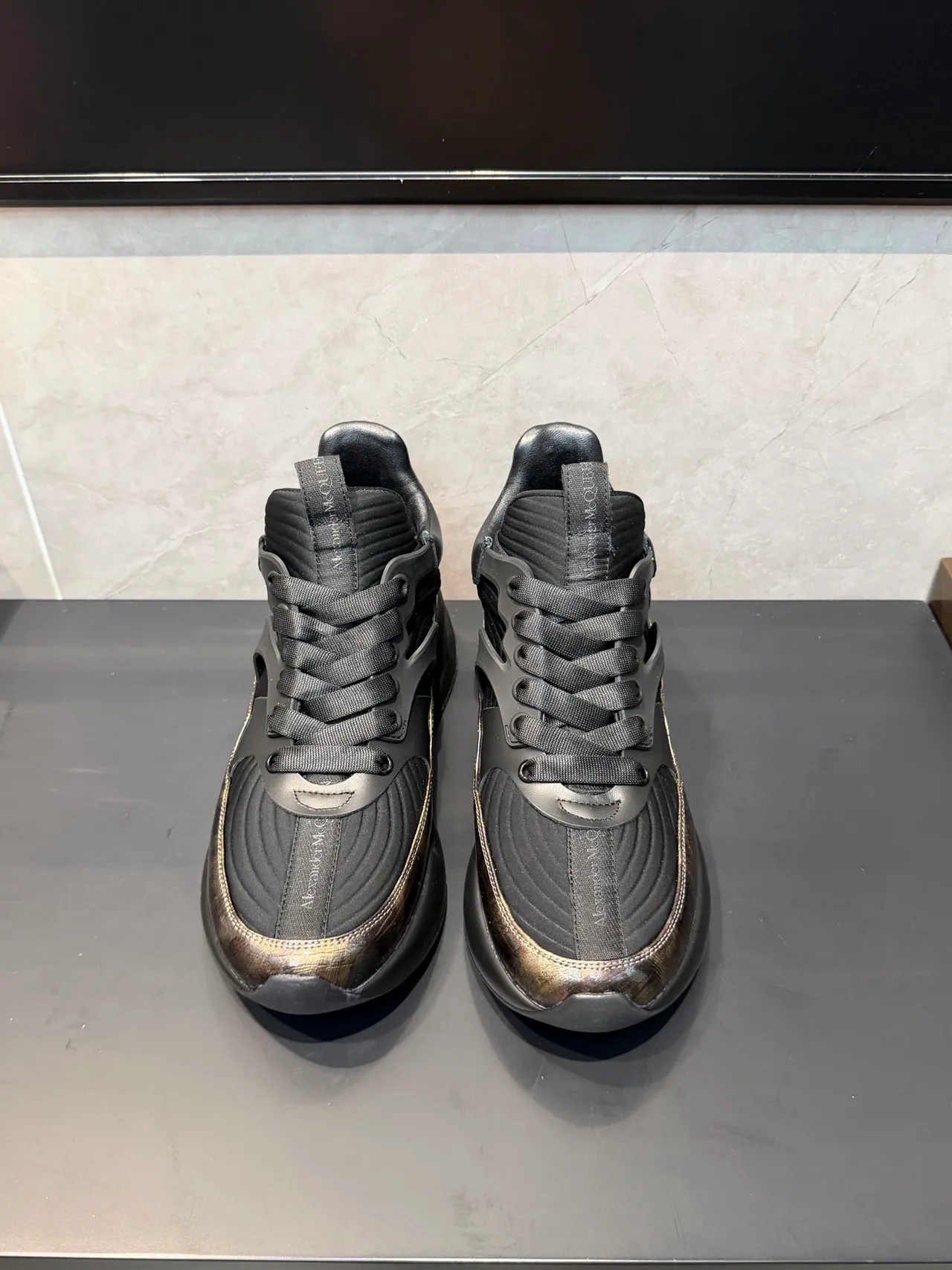 Alexander McQueen Tênis oversized preto marrom sola esculpida painel metálico iridescente chunky sneakers 2