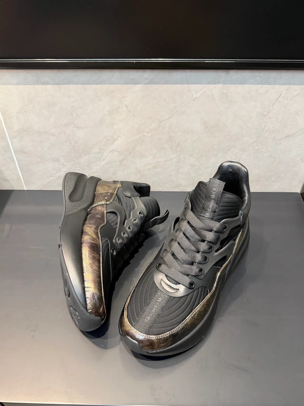 Alexander McQueen Tênis oversized preto marrom sola esculpida painel metálico iridescente chunky sneakers 3