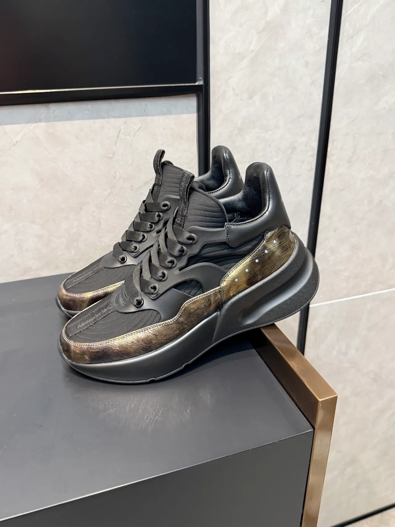 Alexander McQueen Tênis oversized preto marrom sola esculpida painel metálico iridescente chunky sneakers 4