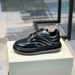 Alexander McQueen oversized काला चमकदार पैटेंट लाइफस्टाइल स्नीकर