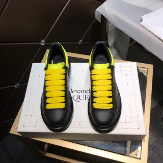 Alexander McQueen ओवरसाइज्ड स्नीकर काले और पीले समतल लेस प्लेटफॉर्म सोल लाइफस्टाइल स्नीकर
