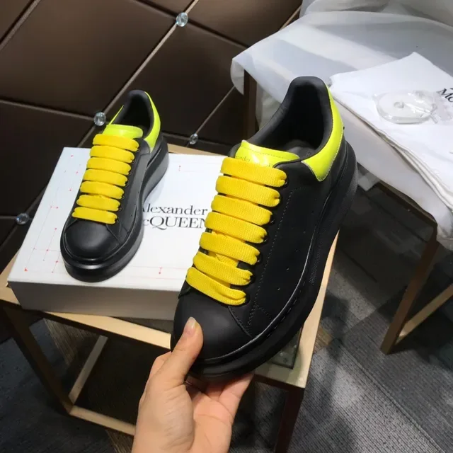 Alexander McQueen Sneaker oversized negro amarillo cordones planos suela plataforma zapatillas lifestyle 3