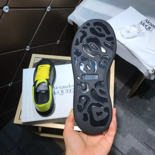 Alexander McQueen Sneaker oversized negro amarillo cordones planos suela plataforma zapatillas lifestyle 4