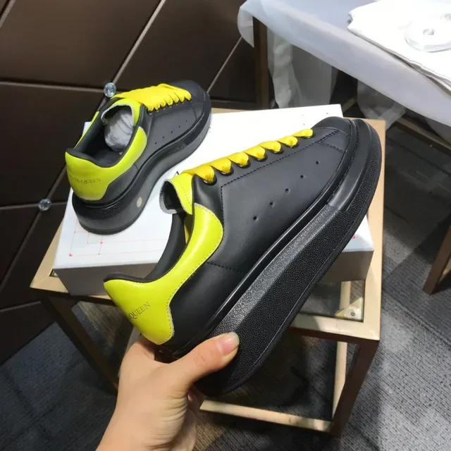 Alexander McQueen Sneaker oversized negro amarillo cordones planos suela plataforma zapatillas lifestyle 5
