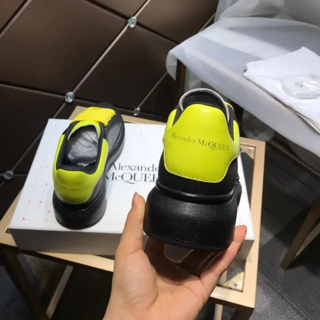 Alexander McQueen Sneaker oversized negro amarillo cordones planos suela plataforma zapatillas lifestyle 6