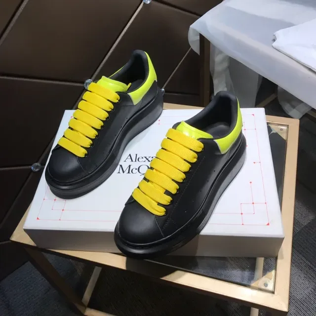 Alexander McQueen Sneaker oversized negro amarillo cordones planos suela plataforma zapatillas lifestyle 7