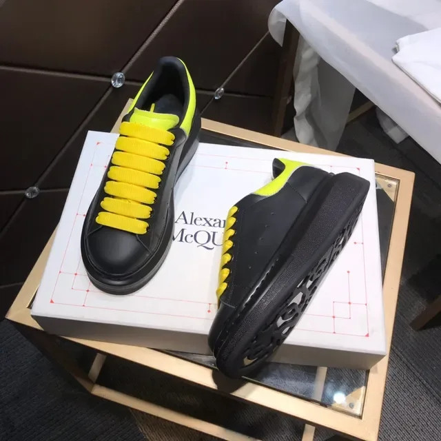 Alexander McQueen Sneaker oversized negro amarillo cordones planos suela plataforma zapatillas lifestyle 9