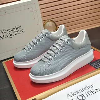 Alexander McQueen ओवरसाइज्ड स्नीकर, ग्रे और सफेद, टेक्स्चर्ड टेक्सटाइल अपर, मोटा प्लेटफॉर्म सोल, लाइफस्टाइल स्नीकर