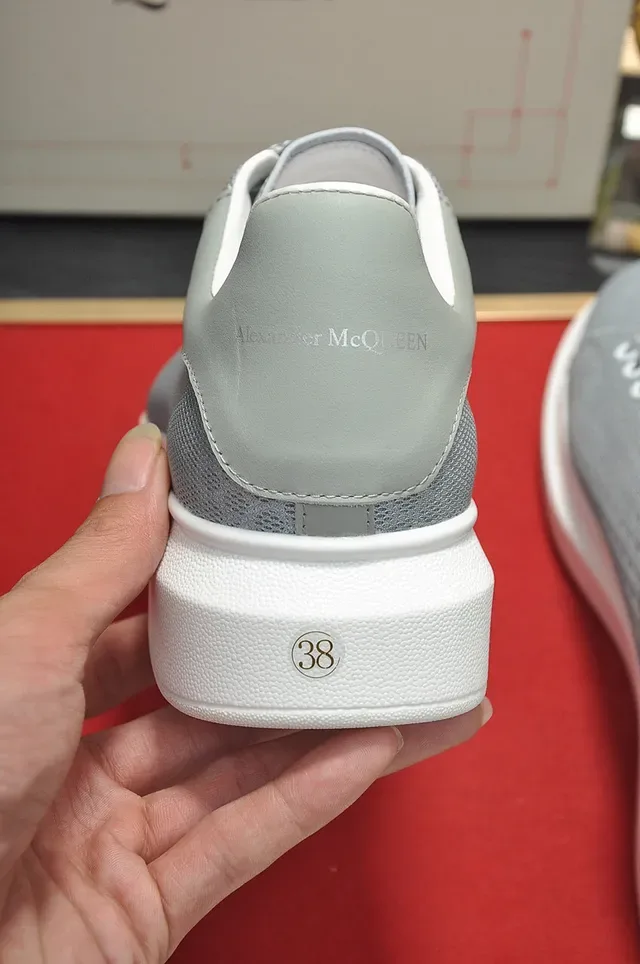 Alexander McQueen ओवरसाइज्ड स्नीकर, ग्रे और सफेद, टेक्स्चर्ड टेक्सटाइल अपर, मोटा प्लेटफॉर्म सोल, लाइफस्टाइल स्नीकर 2