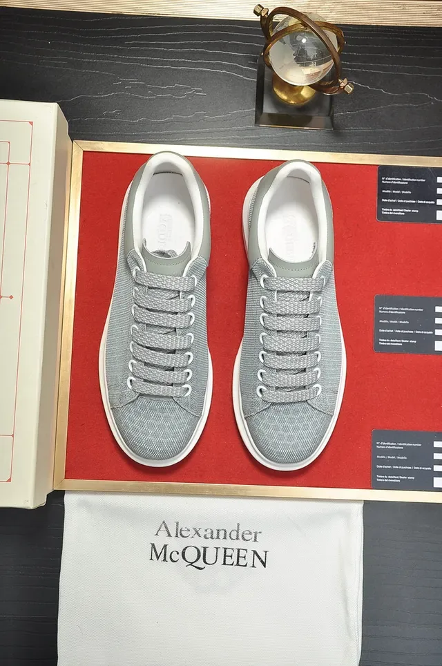 Alexander McQueen ओवरसाइज्ड स्नीकर, ग्रे और सफेद, टेक्स्चर्ड टेक्सटाइल अपर, मोटा प्लेटफॉर्म सोल, लाइफस्टाइल स्नीकर 9