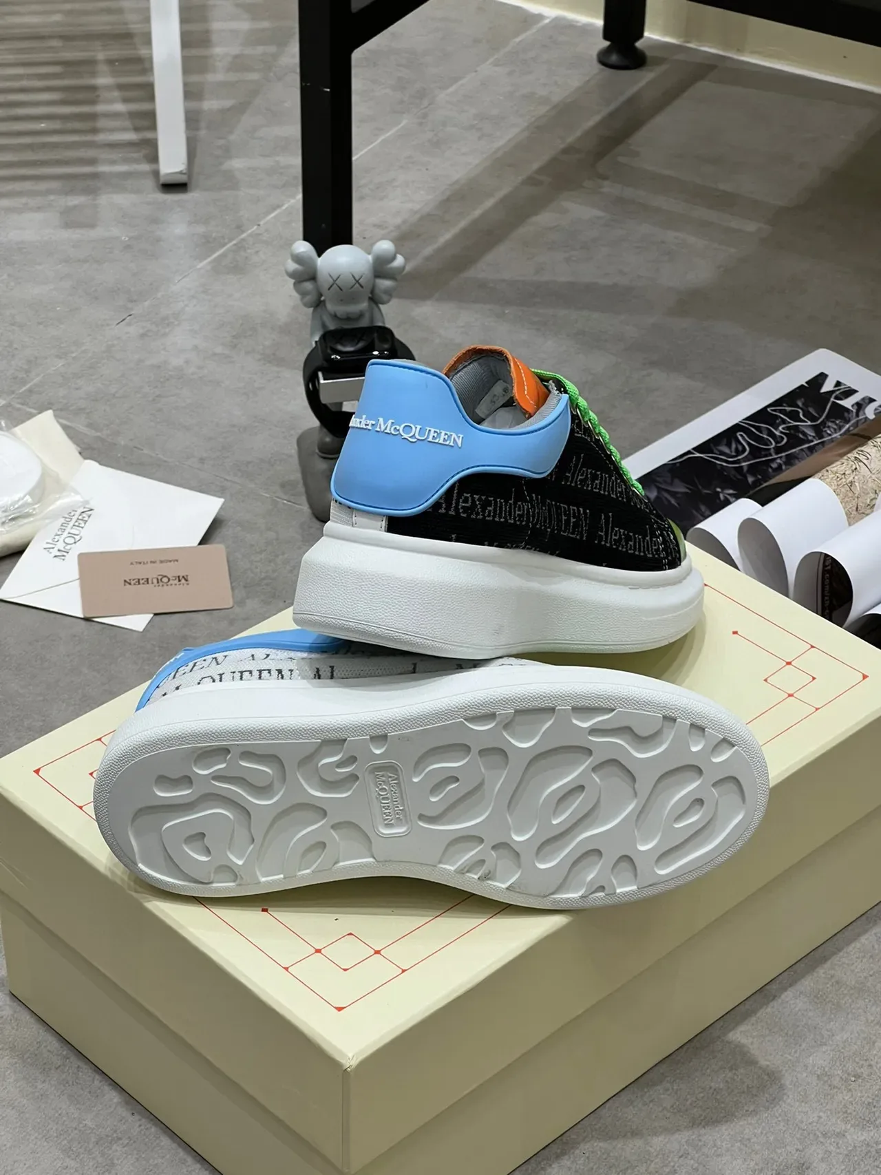 Alexander McQueen Sneakers Oversized Vert Noir Bleu Logo-Print Lifestyle Sneakers 2