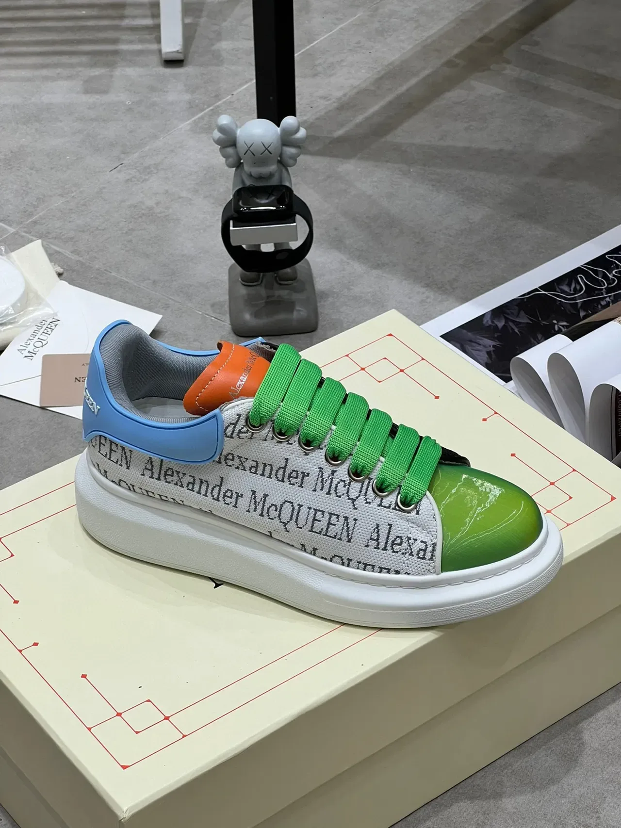 Alexander McQueen Sneakers Oversized Vert Noir Bleu Logo-Print Lifestyle Sneakers 4