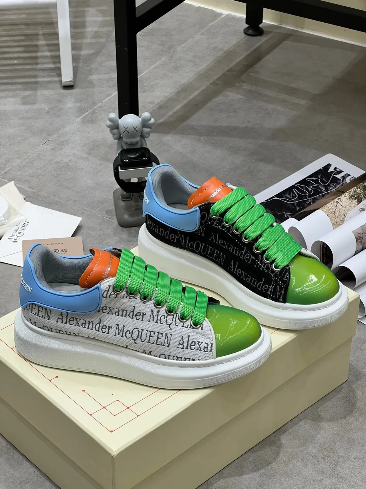 Alexander McQueen Sneakers Oversized Vert Noir Bleu Logo-Print Lifestyle Sneakers 5
