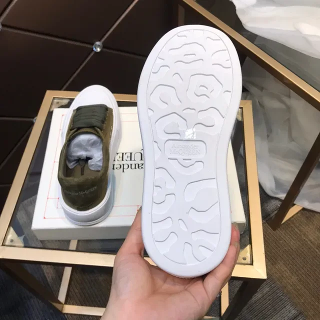 Alexander McQueen Sneakers Oversized Oliva Lona y Ante Lifestyle Sneakers 4