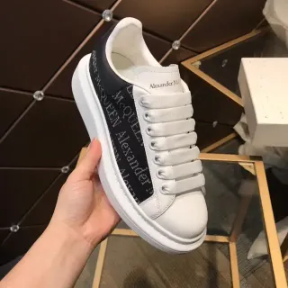 Alexander McQueen ओवरसाइज्ड सफेद और काला लाइफस्टाइल स्नीकर