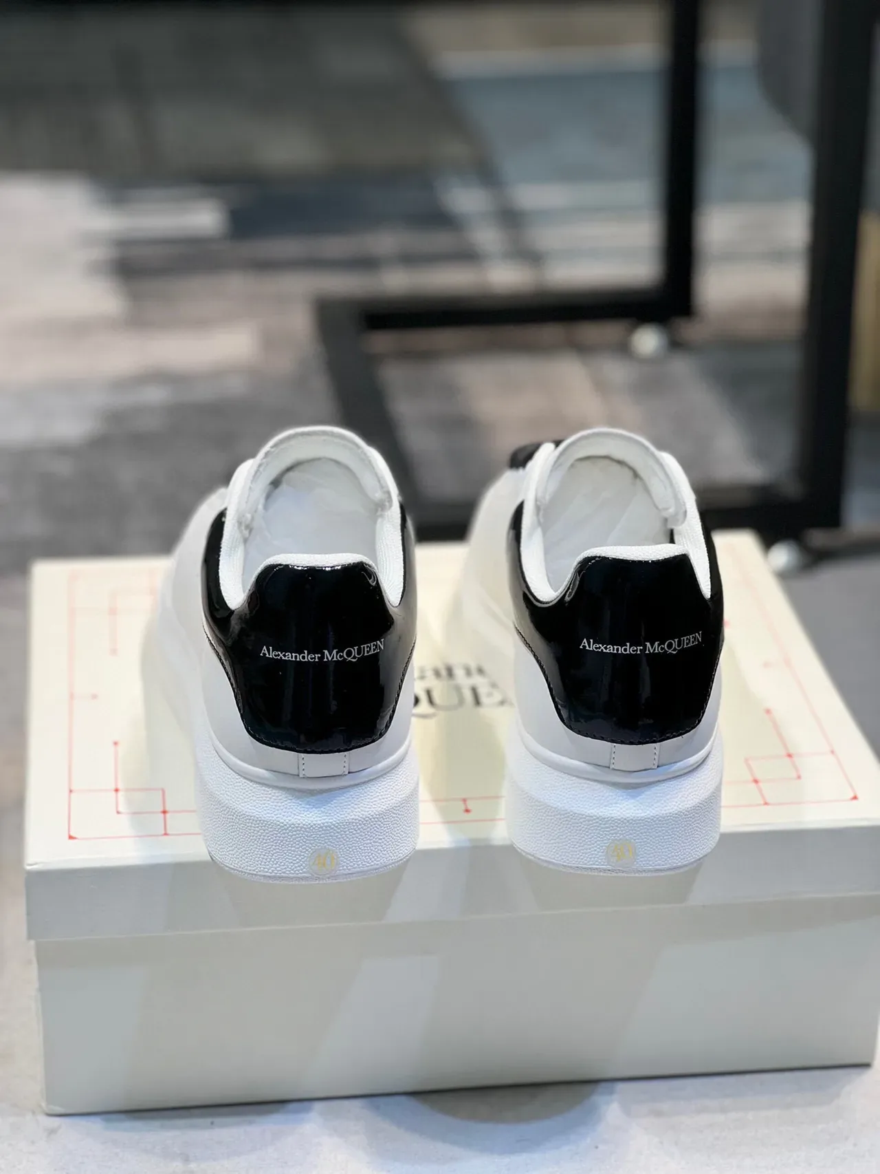 Alexander McQueen 白色和黑色 超大码 生活鞋 2