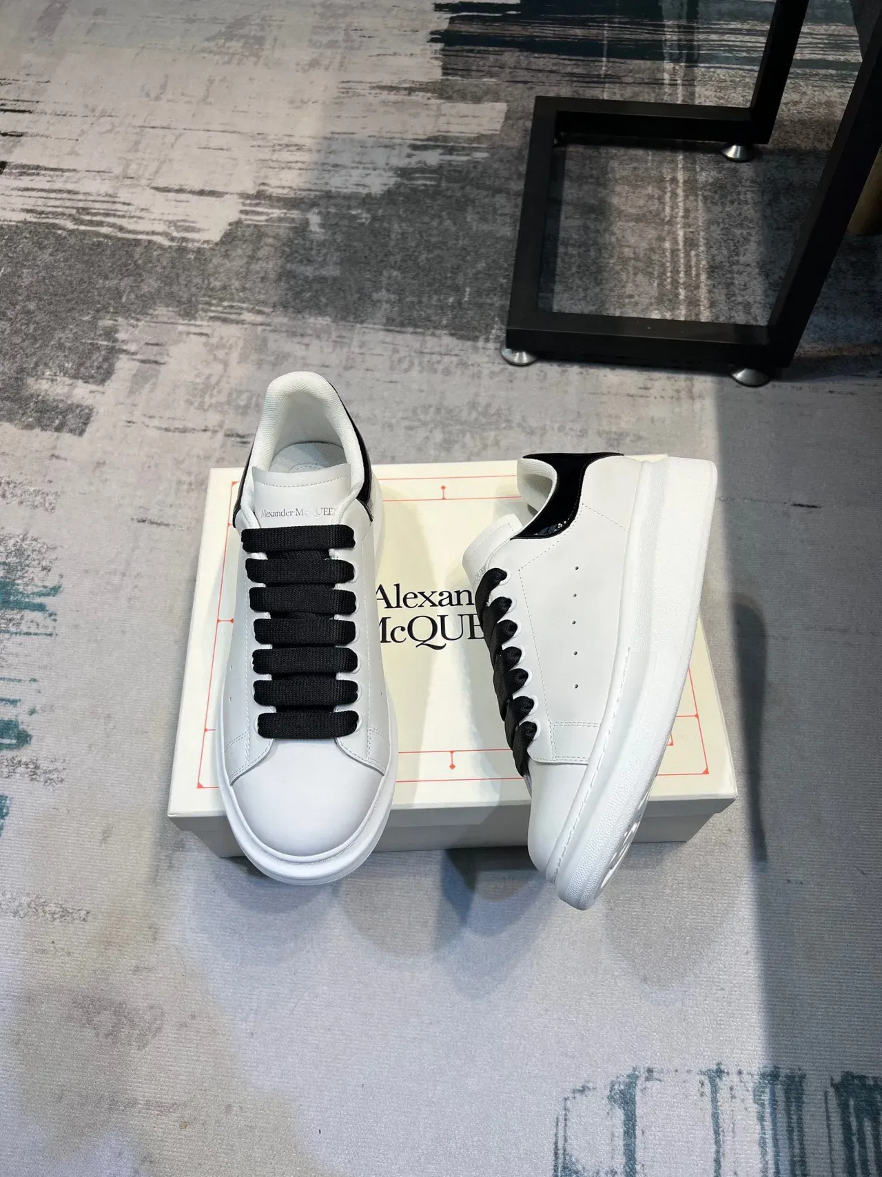 Alexander McQueen 白色和黑色 超大码 生活鞋 4
