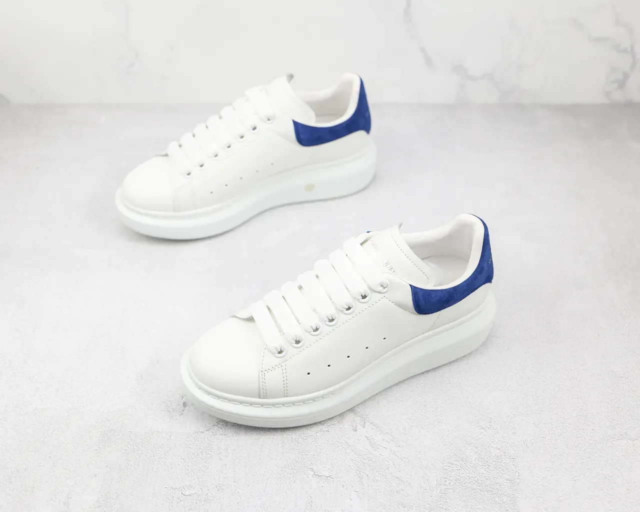 Alexander McQueen Sneakers Oversized Brancas e Azuis Lifestyle 7
