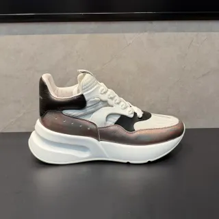 Alexander McQueen ओवरसाइज्ड स्नीकर सफेद काला इरिडेसेंट चंकी स्नीकर