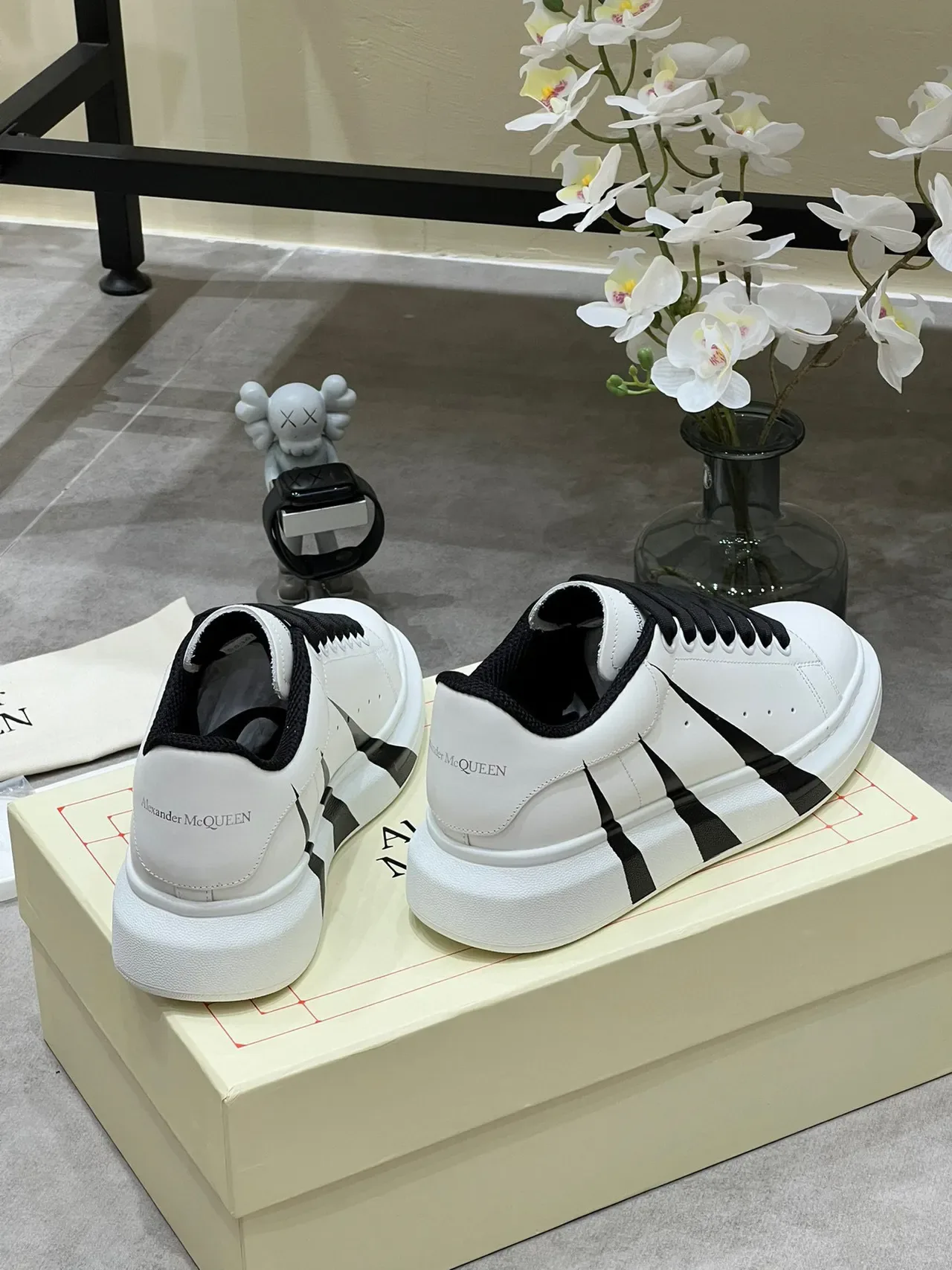 Alexander McQueen Oversized 白色黑色 Silhouette 皮革鞋面 生活方式运动鞋 2