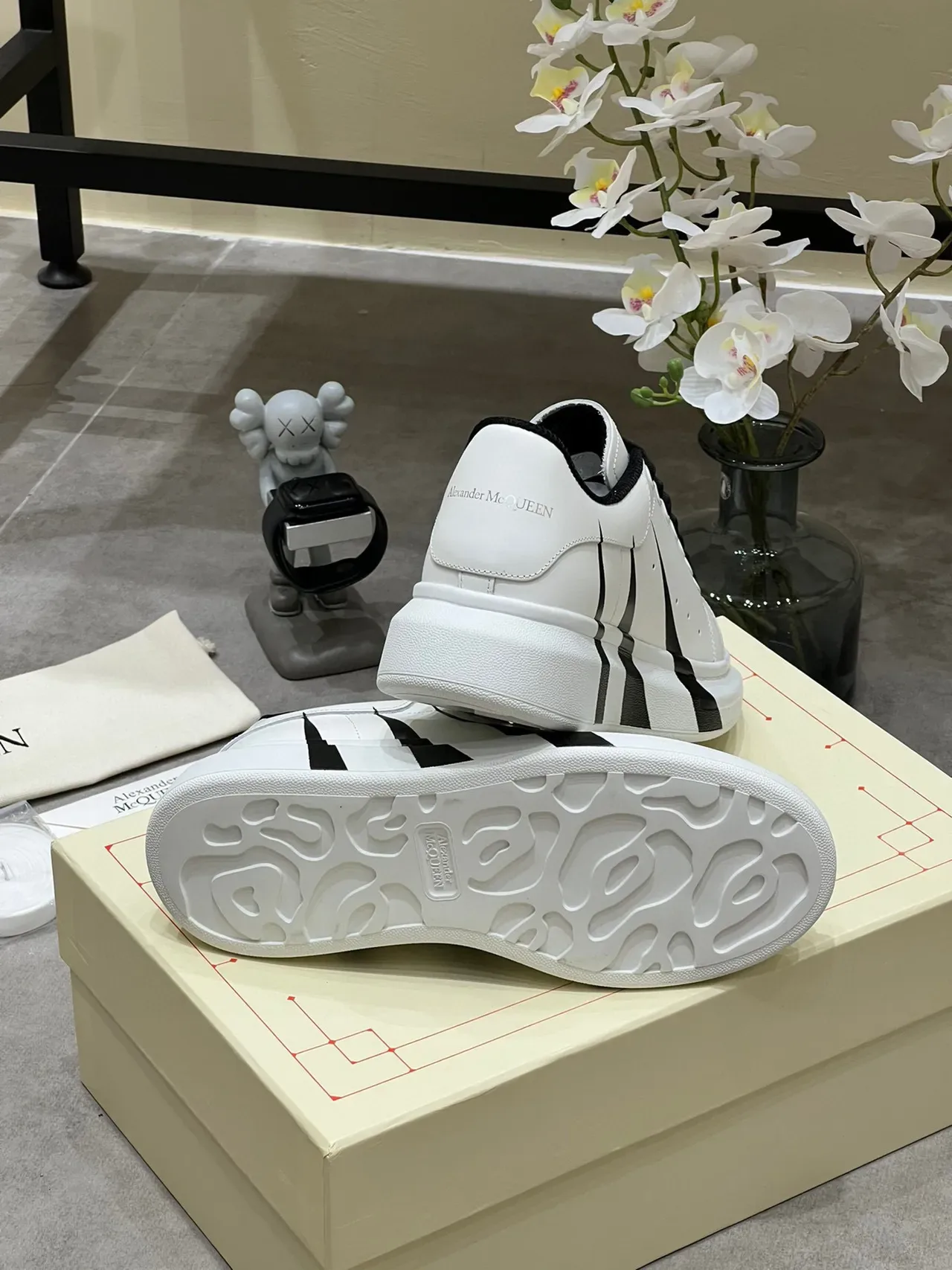 Alexander McQueen Oversized 白色黑色 Silhouette 皮革鞋面 生活方式运动鞋 3
