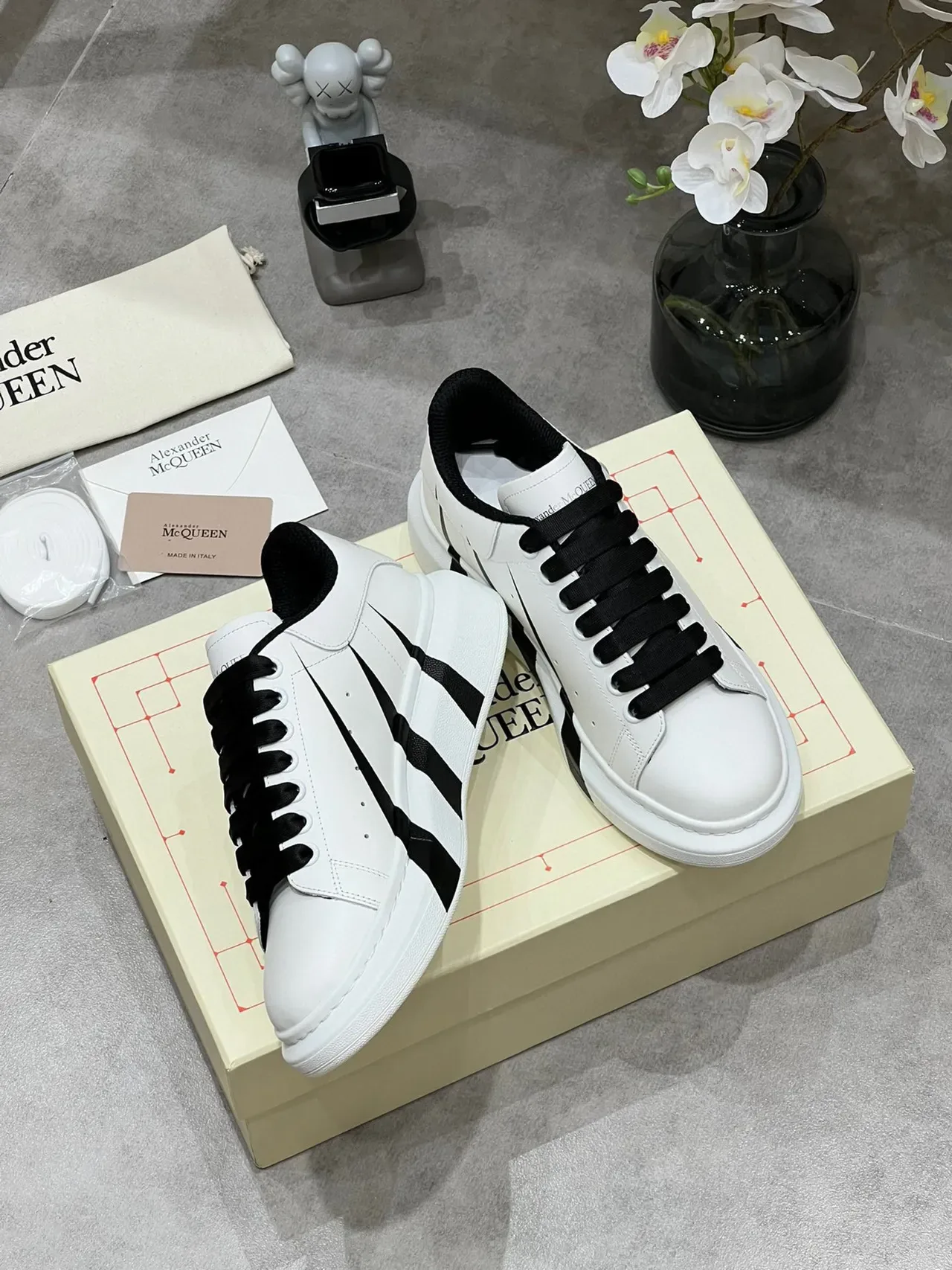 Alexander McQueen Oversized 白色黑色 Silhouette 皮革鞋面 生活方式运动鞋 4