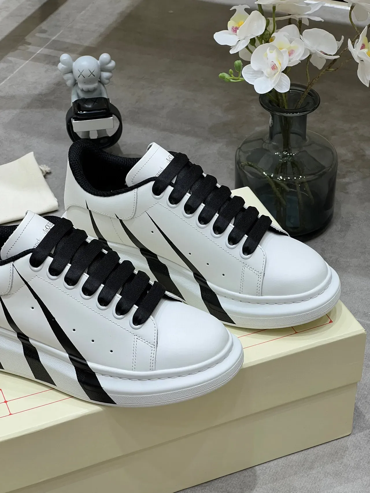 Alexander McQueen Oversized 白色黑色 Silhouette 皮革鞋面 生活方式运动鞋 5
