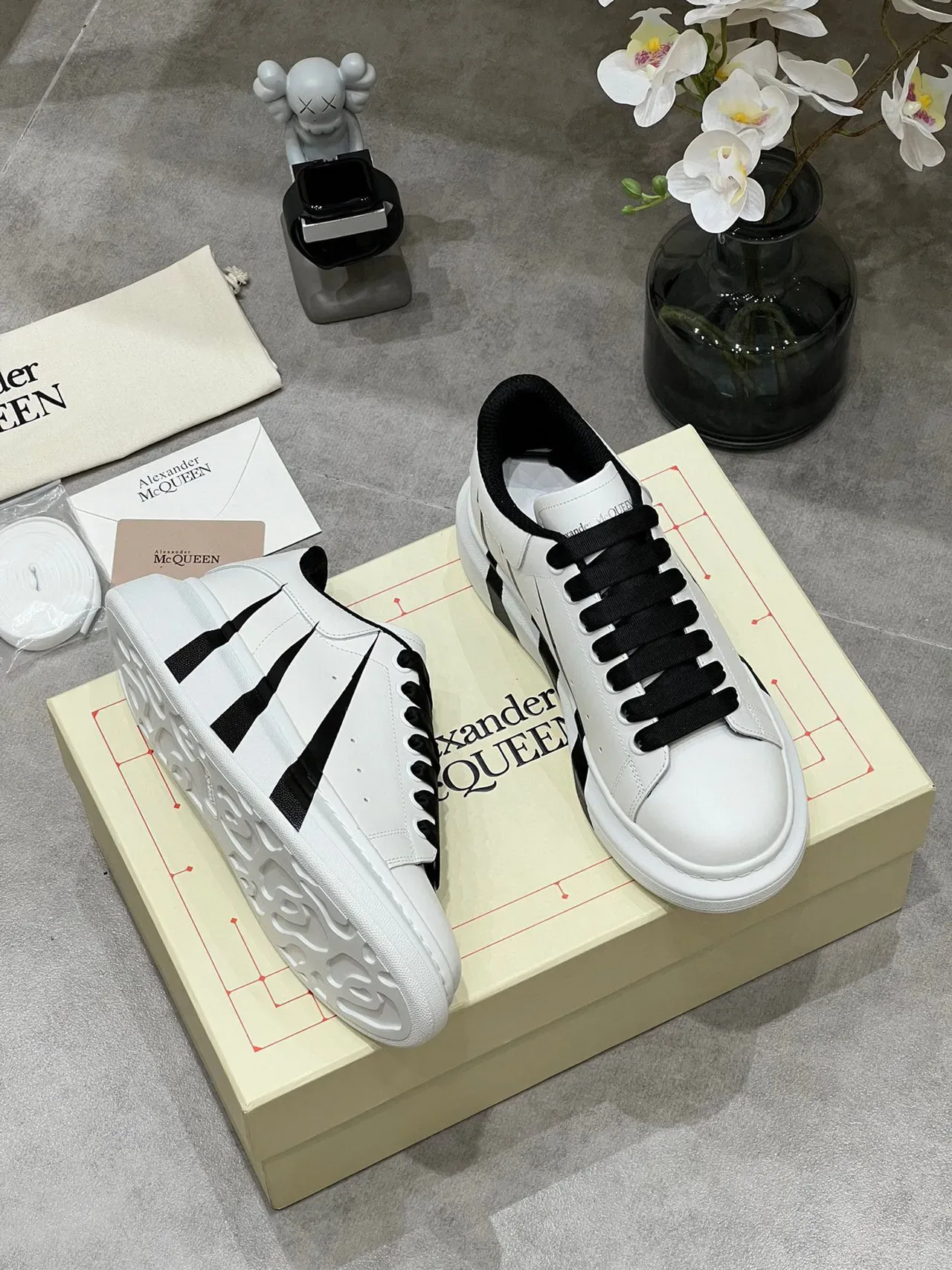Alexander McQueen Oversized 白色黑色 Silhouette 皮革鞋面 生活方式运动鞋 6